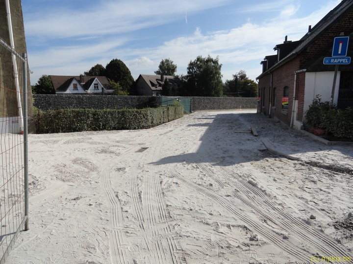 DSC02013.JPG - Du sable est étalé pour les joints de klinckers (coté avenue Marcel Tilquin)